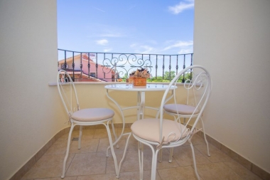 Villa Birikin Red: