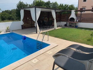 ROSE WITH POOL: